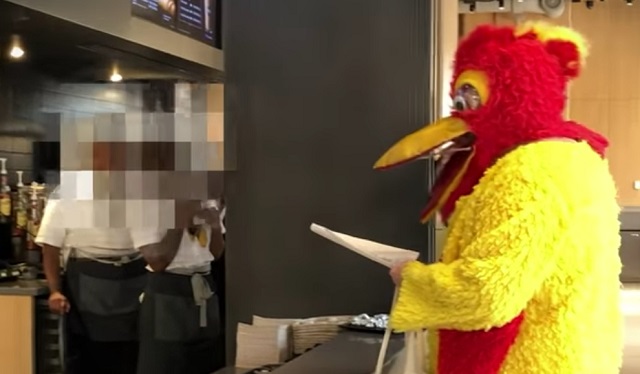 שיקגו: תרנגולת מזמרת מחתה נגד מקדונלדס