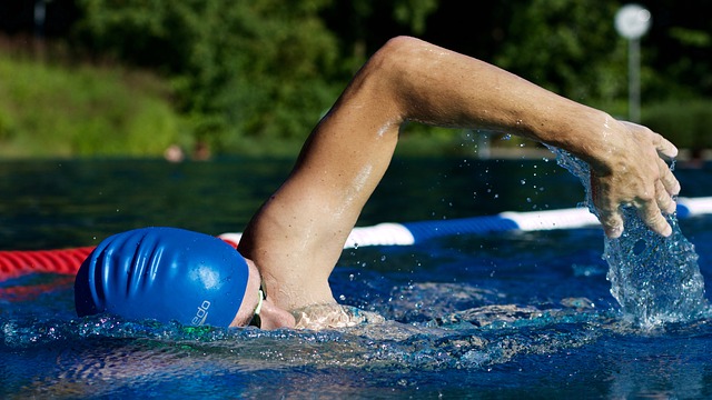 טבעוני שבר שיא עולם בשחייה